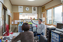 小さな事務所でひとり、すべての案件を司る。中部エリアでのメーカー出荷量は常にトップクラスという。2011年以降、現在まで全棟改修を手がけたマンションは9棟で、数百戸レベルの大規模マンションも含まれている