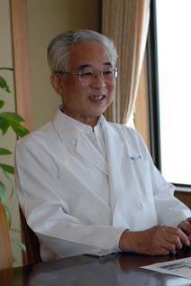 光風園病院理事長の木下毅さんは1980年代から高齢者医療の改善に取り組み、研究を重ねてきた、日本の慢性期医療・老人医療のトップランナー。その指揮のもと実践される医療・ケアサービスは、慢性期や認知症のほか回復期リハビリテーションまで、トップレベルの評価を得ている