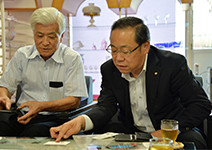 ガラスやサッシ関連の同業者組合が全国にひしめく中、環境面での山形県サッシ・ガラス協同組合の取組は注目を集めている。国土交通省の住宅エコポイントが終了した後も山形独自のエコポイント制度を実施し、環境マイスター認定後も研修を続けることで組合員の高い環境知識・技術の定着をはかる、さらに後継者育成を念頭に組合内に青年部を設置するなど、常に動きは活発だ。今回の取材ではキーパーソンおふたりにお世話になった
