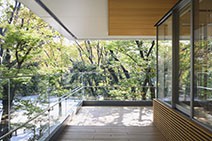 Nearly ZEBもデザインも！ エコガラスでつくる美しい建築-庇